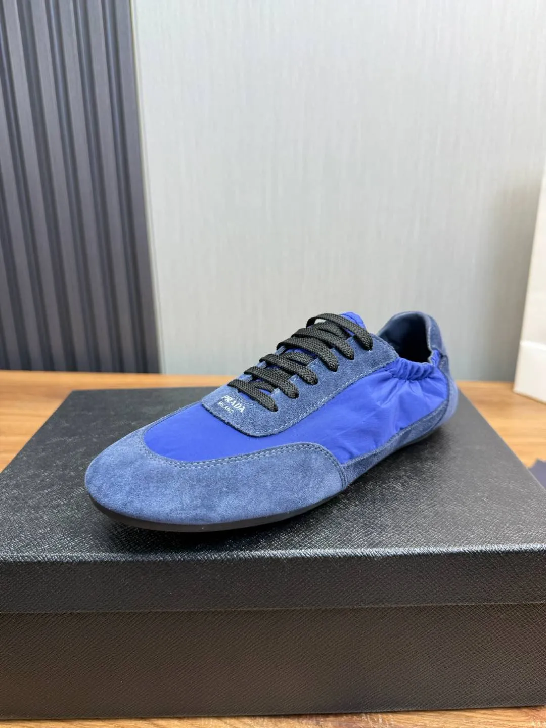 Men's shoes 💰600💰 PRADA 2025 Early Spring Collapse New Couple Style Sports Shoes Moral Training Shoes The name Collapse comes from the fact that it can be easily put on and taken off with bare hands. The light and comfortable features make it more relaxed and casual. The side elastic design can be worn twice! Super comfortable catwalk sneakers, as light and thin as ballet slippers, as comfortable as sneakers, comfortable and super light on the feet. Fabric: nubuck leather spliced ​​with nylon cloth. Silk cowhide foot pads. Size: Women's code 35/40 Men's code 39/45